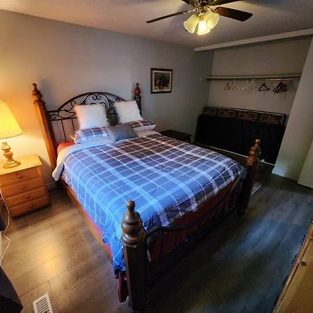 Entire 3 Bedroom House In Elliot Lake Екстериор снимка